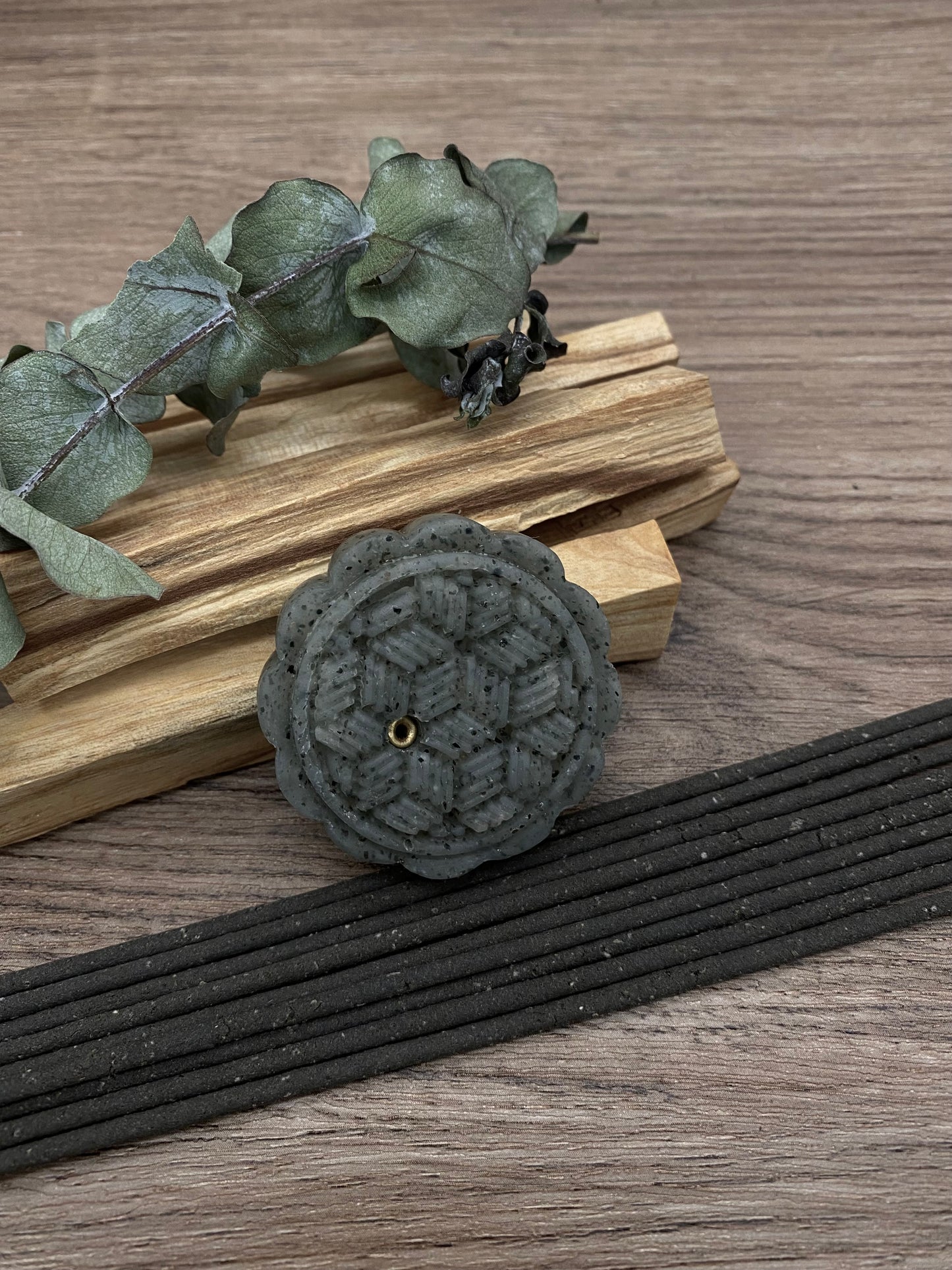 Festive Mooncake Incense & Holder (Black-Touch Wood No.7175)