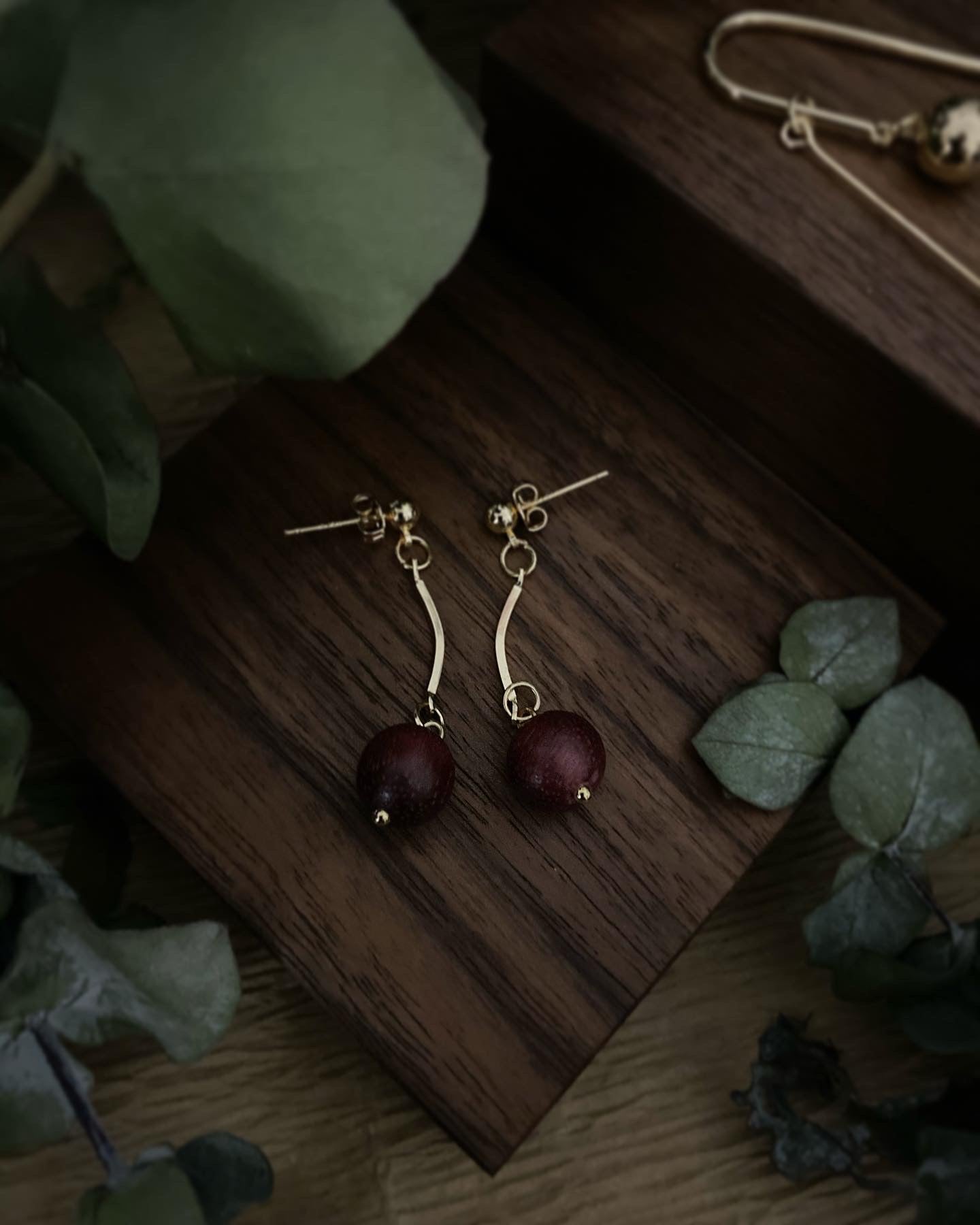 Kiss Earring in Purple Heart Wood